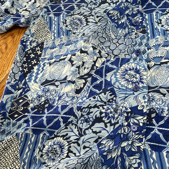 Oscar de la Renta silk top. Blue floral button front. Short sleeve. Size Medium - Picture 4 of 9